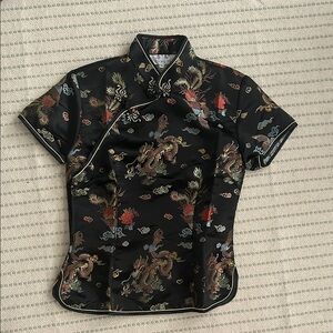 Vintage Women’s shirt fits like XS/S